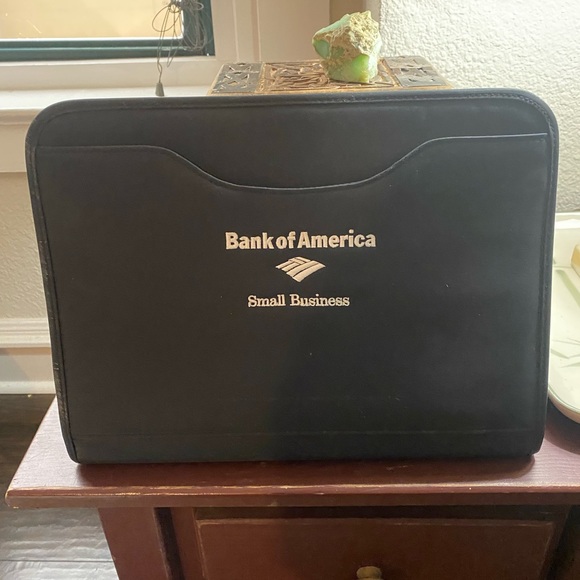 BANK OF AMERICA ZIPPERED PORTFOLIO Size 14in x 19x 1 in - Picture 1 of 4